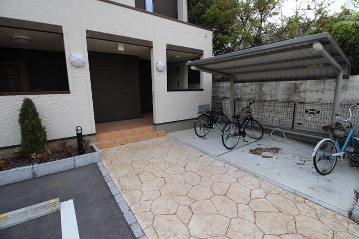 物件外観写真3　(エントランス部分)