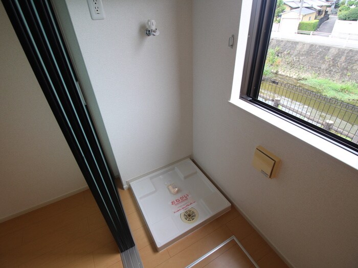 物件内観写真10　(洗濯機置場)