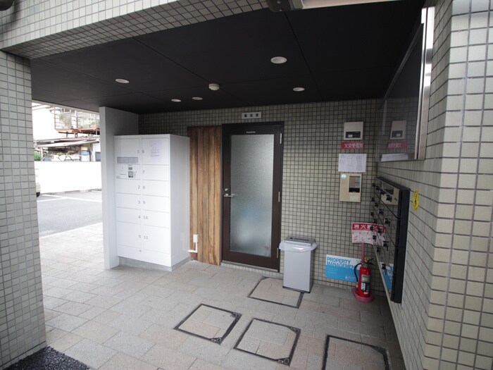 物件外観写真3　(エントランス部分)