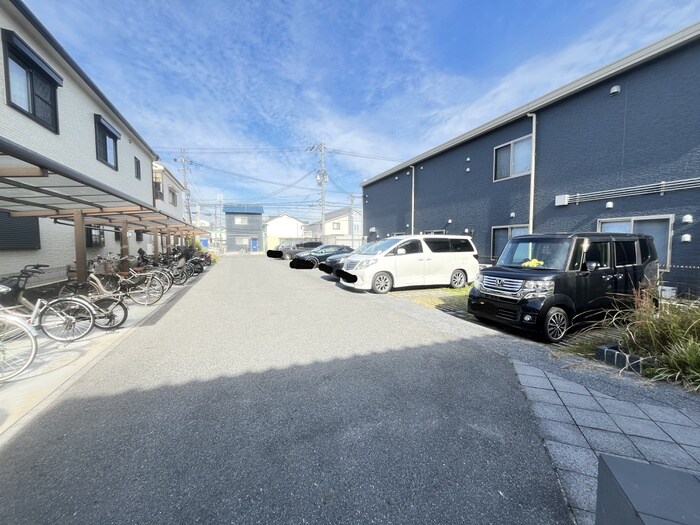 物件外観写真4　(駐車場)