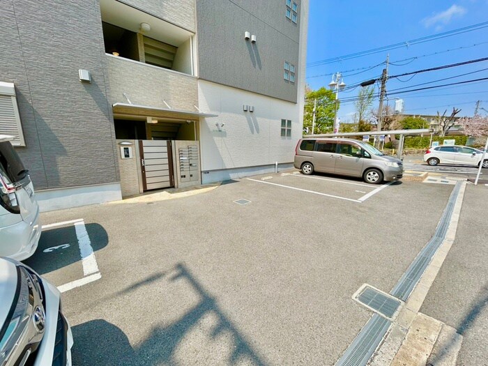 物件外観写真3　(駐車場)