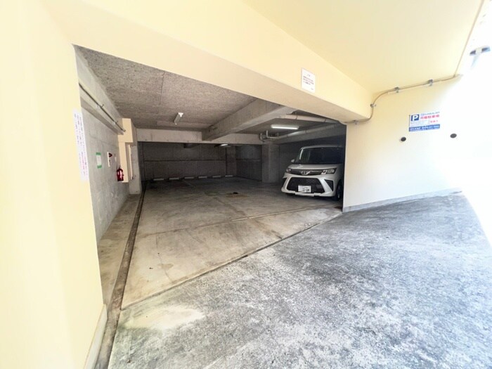 物件外観写真4　(駐車場)