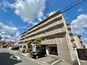 ウエストコート大利外観写真