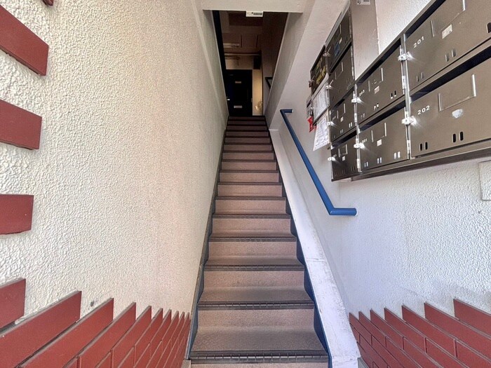 物件外観写真4　(エントランス部分)