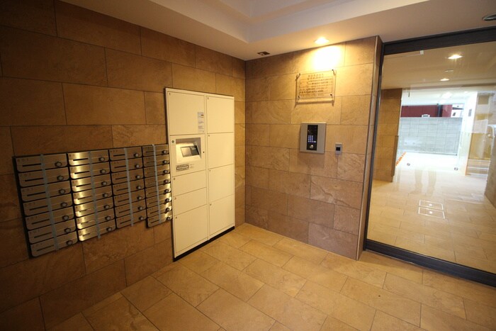 物件外観写真2　(エントランス部分)