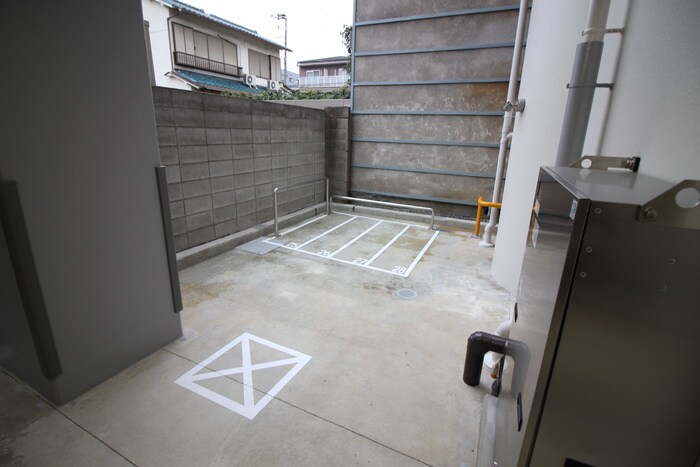 物件外観写真4　(バイク置き場)