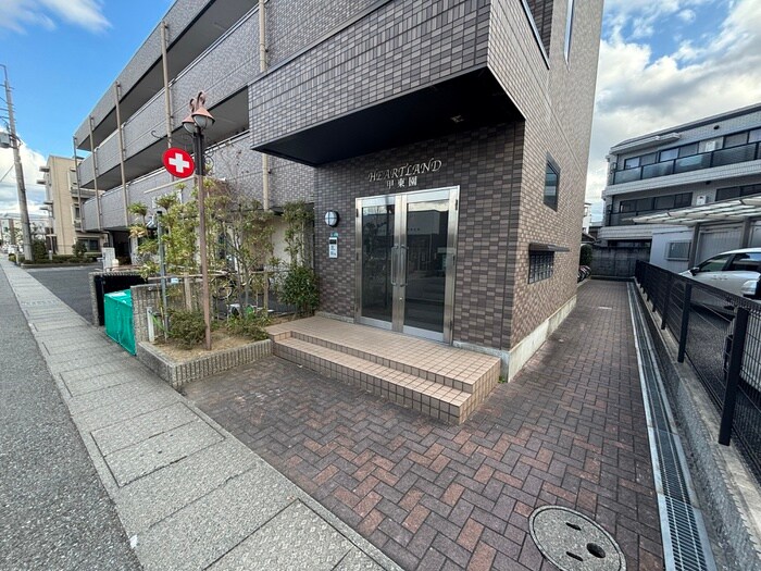 物件外観写真4　(エントランス部分)