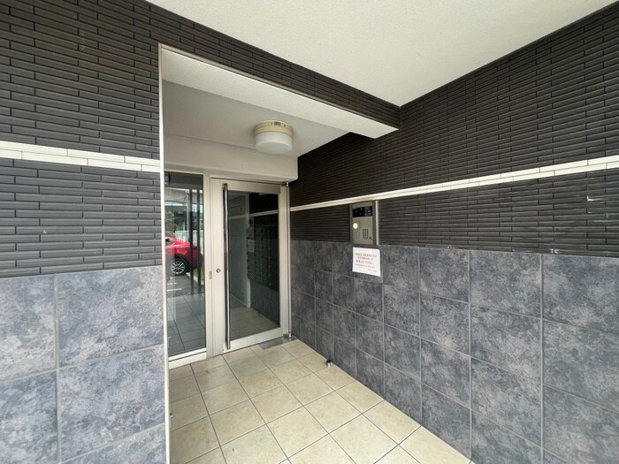 物件外観写真3　(エントランス部分)