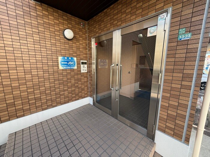 物件外観写真3　(エントランス部分)