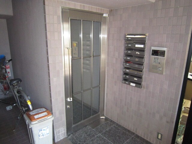 物件外観写真2　(エントランス部分)