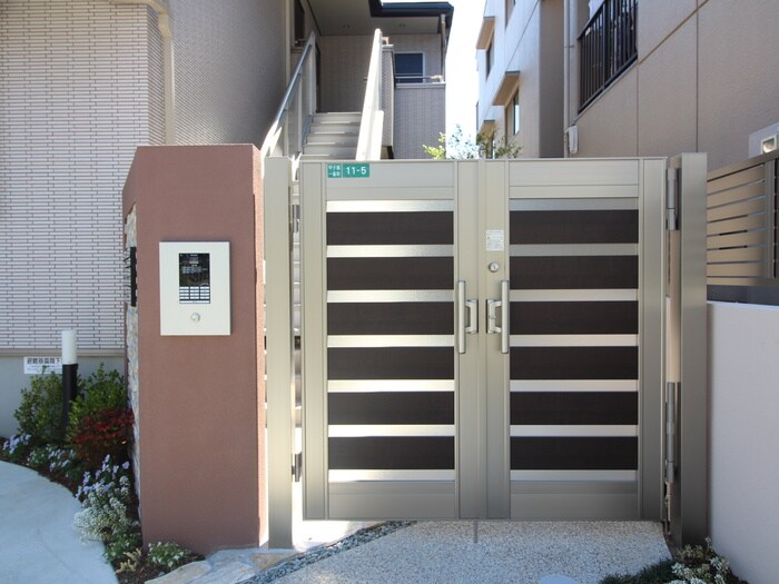 物件外観写真5　(エントランス部分)