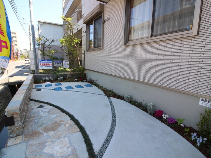 物件外観写真6　(バイク置き場)