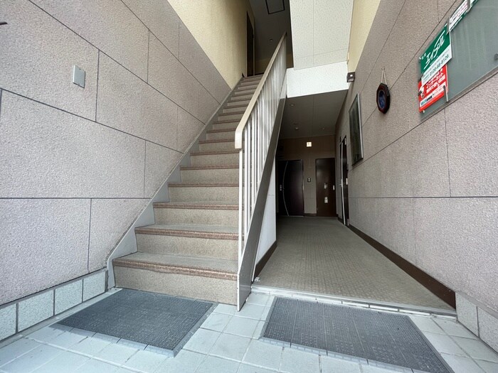 物件外観写真4　(エントランス部分)