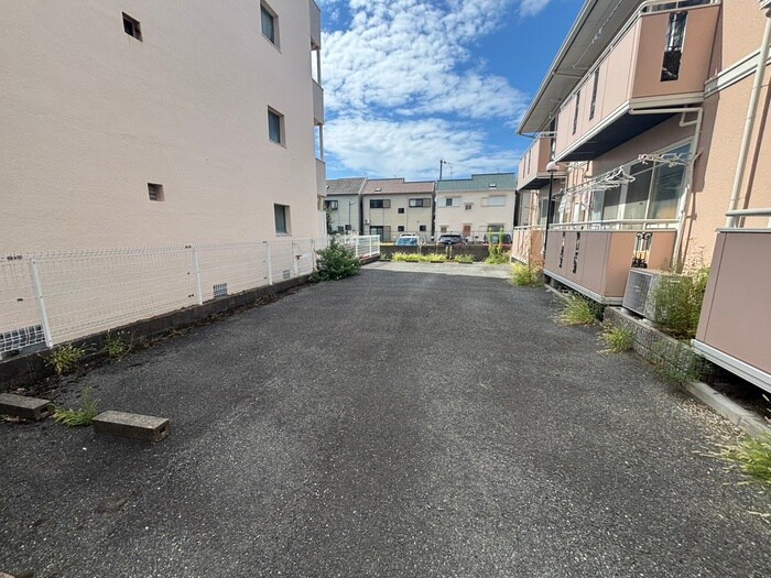 物件外観写真3　(駐車場)