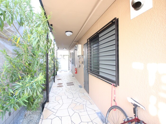 物件外観写真2　(エントランス部分)