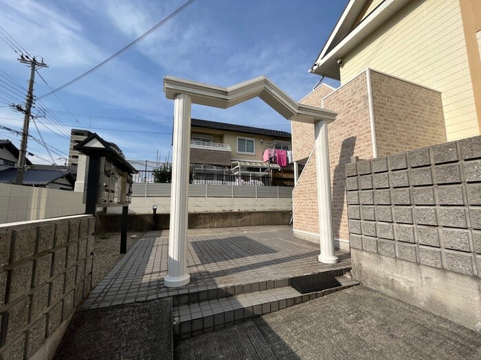 物件外観写真6　(エントランス部分)