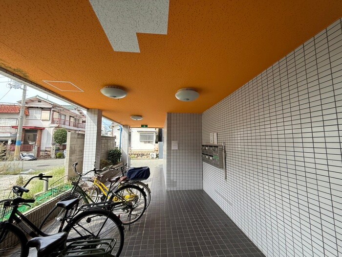 物件外観写真3　(エントランス部分)