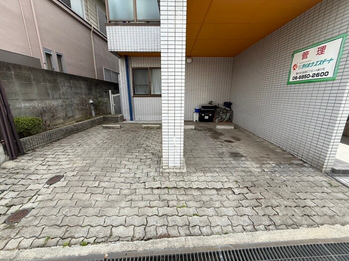 物件外観写真4　(駐車場)