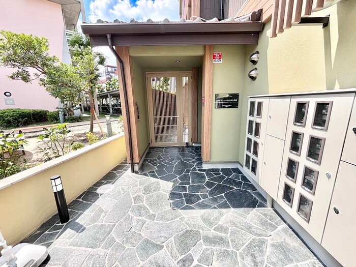 物件外観写真2　(エントランス部分)