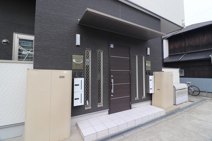 物件外観写真2　(エントランス部分)