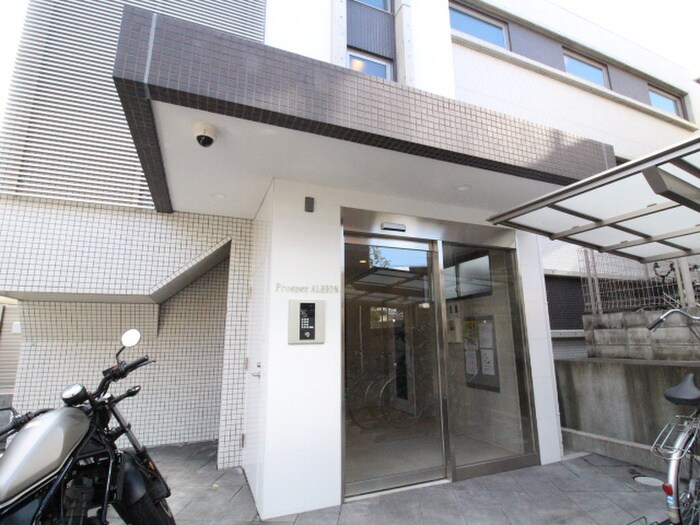 物件外観写真2　(エントランス部分)