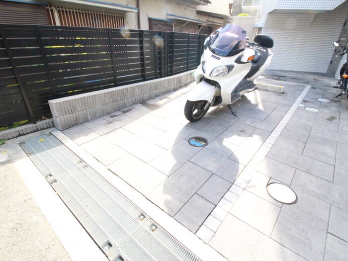 物件外観写真5　(駐車場)