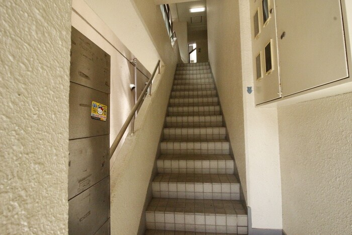 物件外観写真6　(エントランス部分)