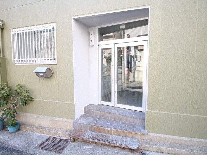 物件外観写真5　(エントランス部分)