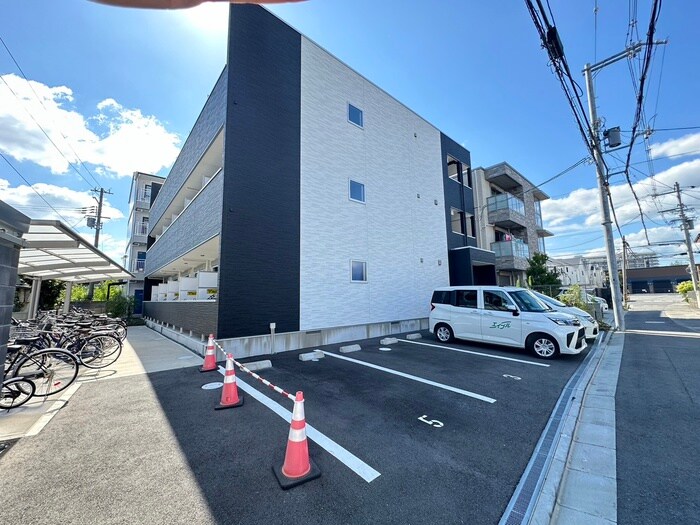 物件外観写真3　(駐車場)