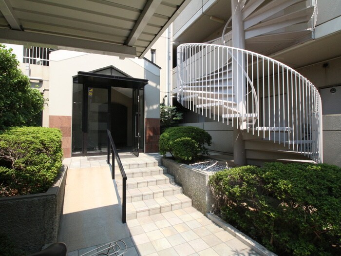 物件外観写真2　(エントランス部分)