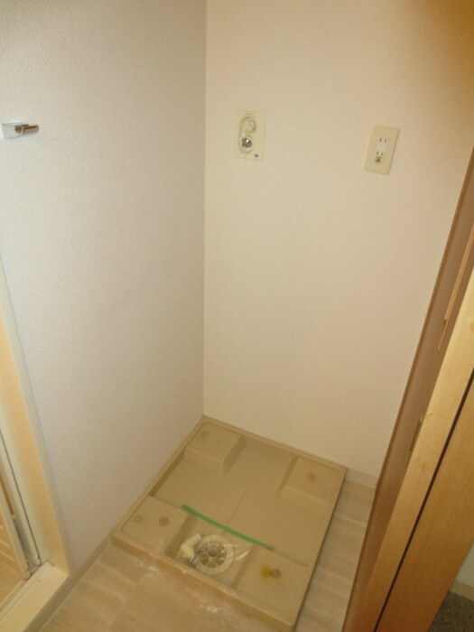 物件内観写真10　(洗濯機置場)