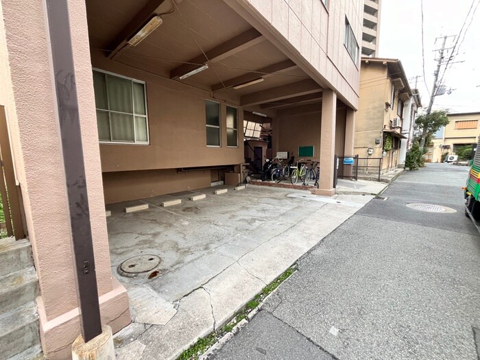 物件外観写真6　(駐車場)