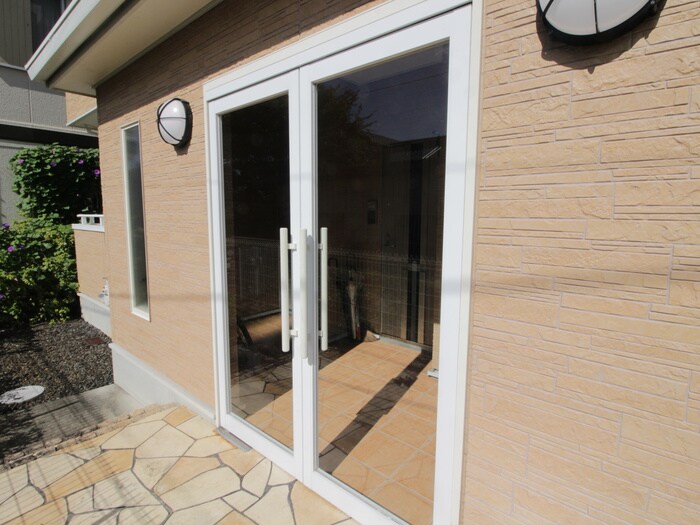 物件外観写真4　(エントランス部分)