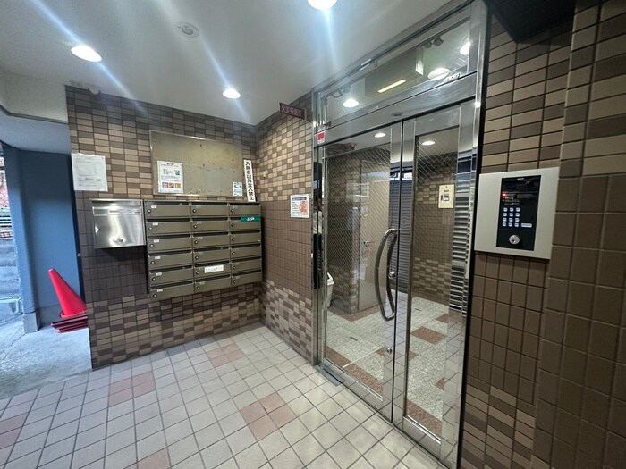 物件外観写真2　(エントランス部分)