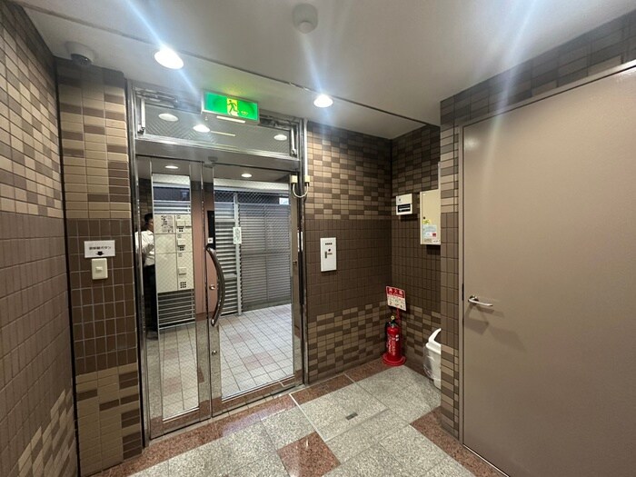 物件外観写真4　(エントランス部分)