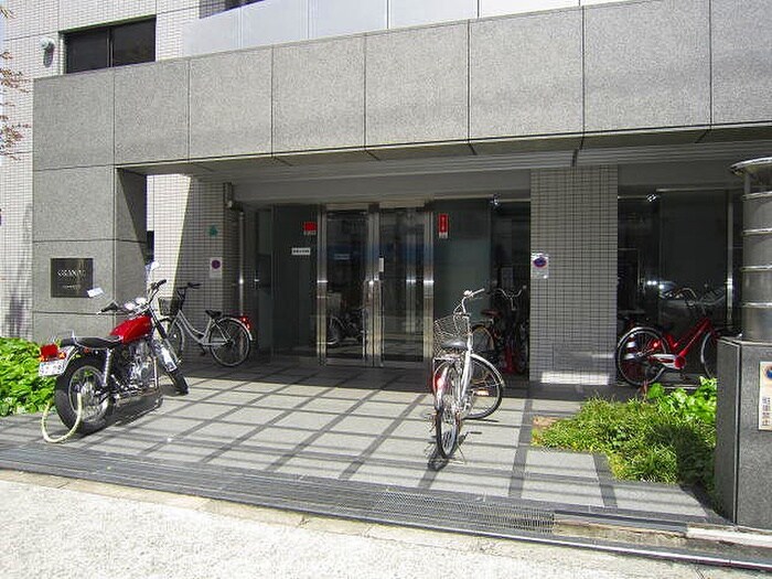 物件外観写真2　(エントランス部分)