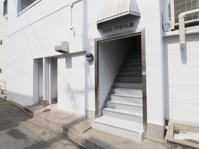 物件外観写真3　(エントランス部分)