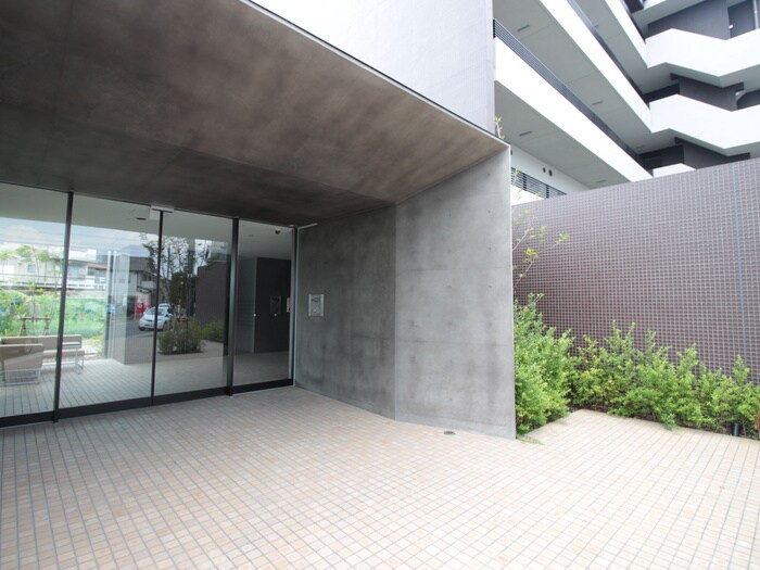 物件外観写真2　(エントランス部分)