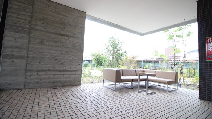 物件外観写真5　(エントランス部分)