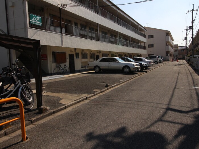 物件外観写真5　(駐車場)