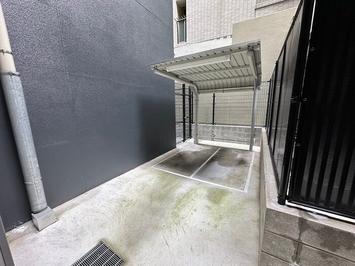 物件外観写真5　(バイク置き場)