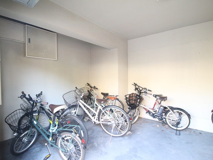 物件外観写真5　(駐輪場)