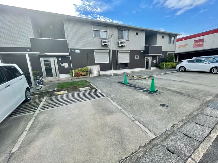 物件外観写真4　(駐車場)