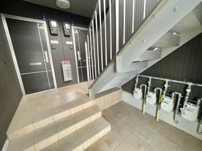 物件外観写真6　(エントランス部分)