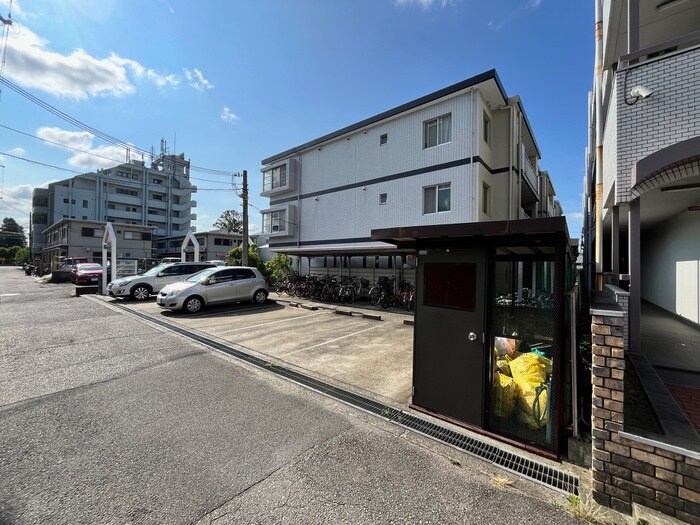 物件外観写真4　(駐車場)