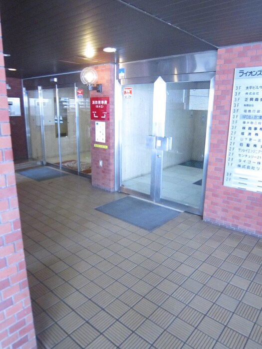 物件外観写真2　(エントランス部分)