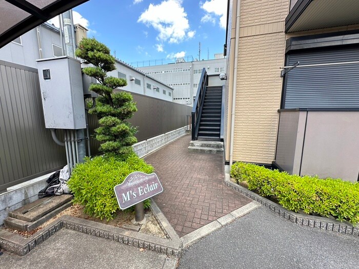 物件外観写真2　(エントランス部分)