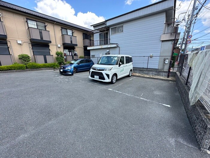 物件外観写真3　(駐車場)