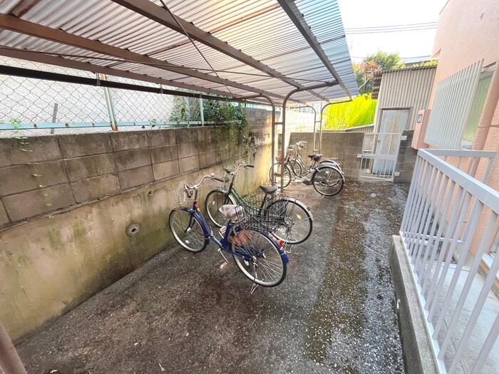 物件外観写真4　(駐輪場)