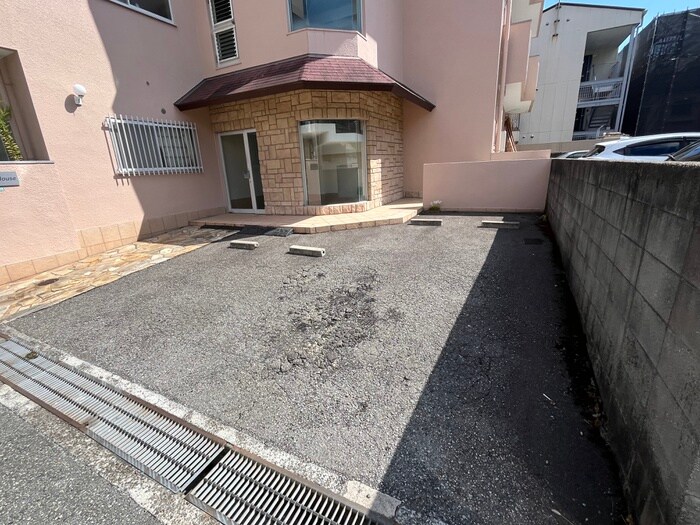 物件外観写真5　(駐車場)